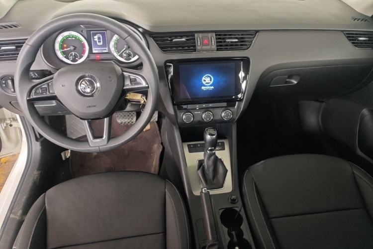 Used Skoda Octavia 2021 1.5L Automatic Comfort Edition Center Console