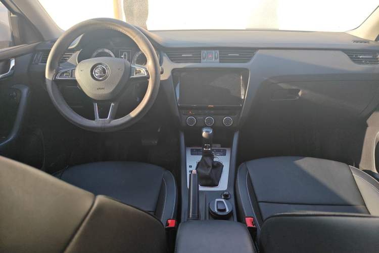 Used Skoda Octavia 2021 1.5L Automatic Comfort Edition Center Console