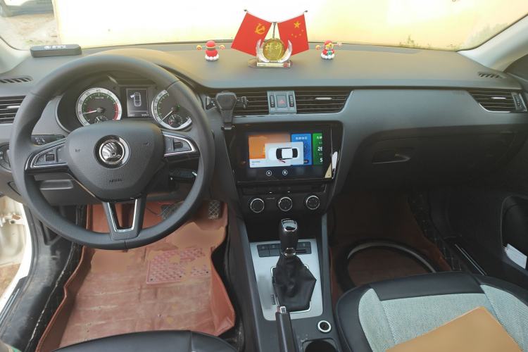 Used Skoda Octavia 2021 1.5L Automatic Comfort Edition Center Console