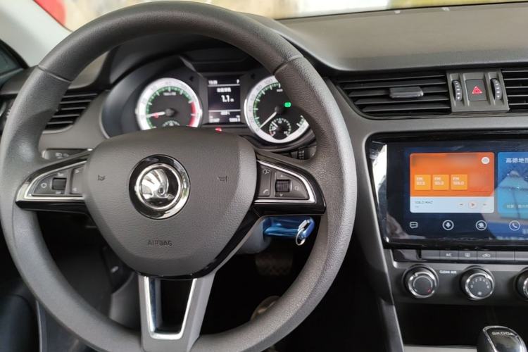 Used Skoda Octavia 2021 1.5L Automatic Comfort Edition Center Console
