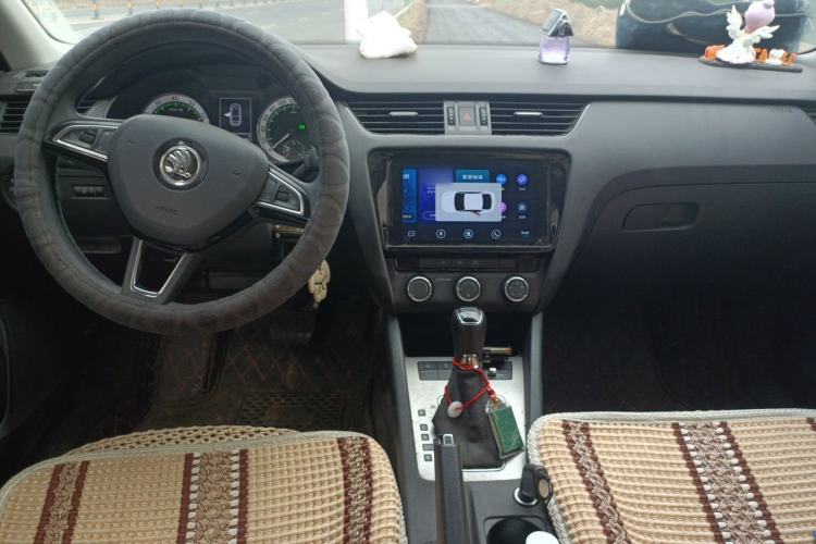 Used Skoda Octavia 2021 1.5L Automatic Comfort Edition Center Console