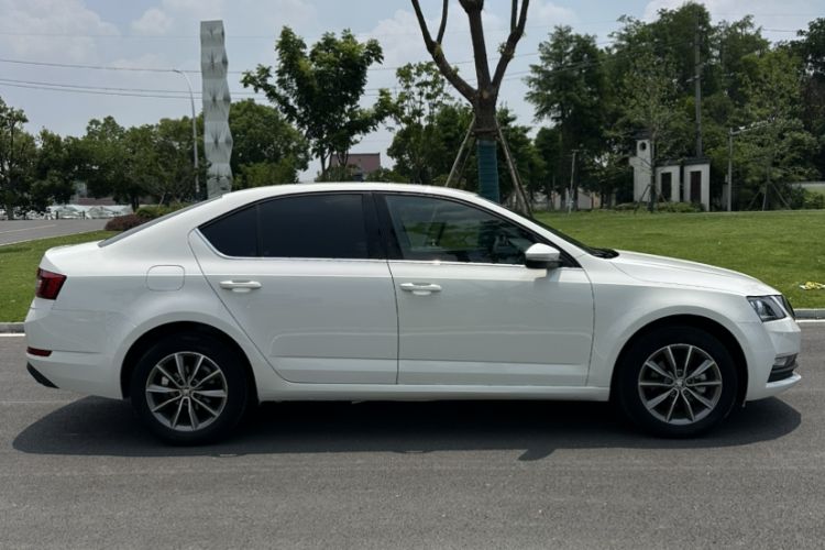 Used Skoda Octavia 2021 1.5L Automatic Comfort Edition Exterior 3
