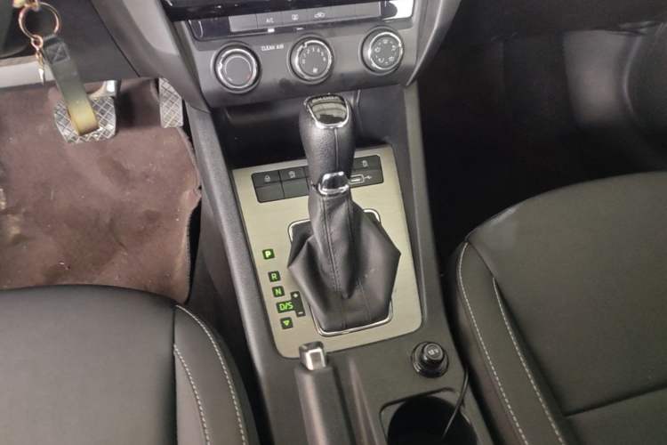 Used Skoda Octavia 2021 1.5L Automatic Comfort Edition Gear Lever