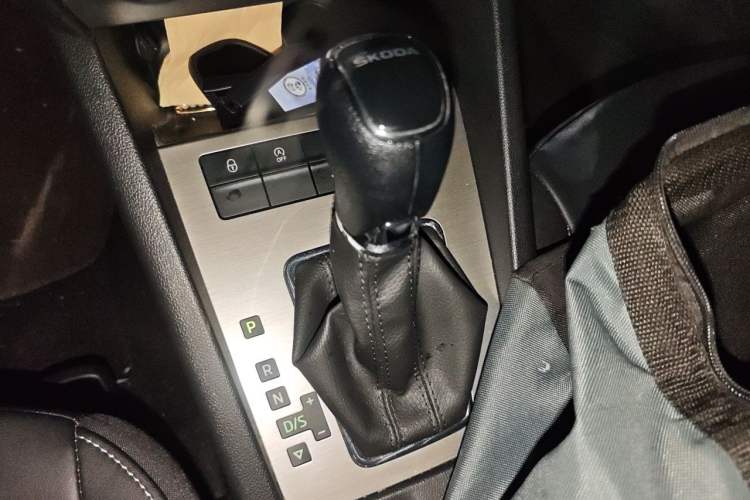 Used Skoda Octavia 2021 1.5L Automatic Comfort Edition Gear Lever
