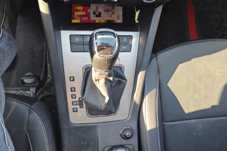 Used Skoda Octavia 2021 1.5L Automatic Comfort Edition Gear Lever