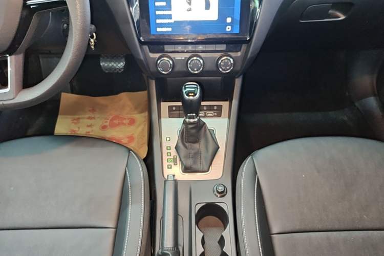 Used Skoda Octavia 2021 1.5L Automatic Comfort Edition Gear Lever
