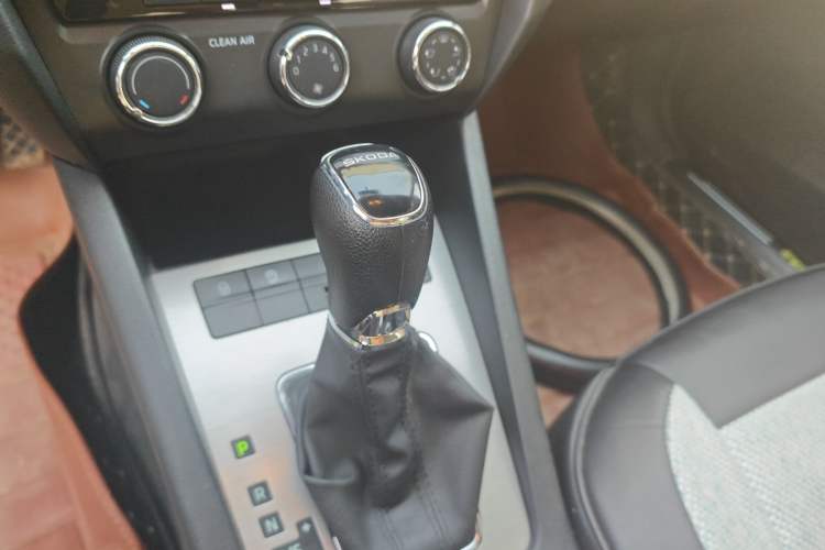 Used Skoda Octavia 2021 1.5L Automatic Comfort Edition Gear Lever