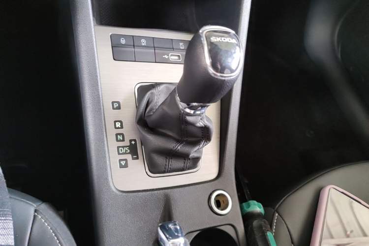 Used Skoda Octavia 2021 1.5L Automatic Comfort Edition Gear Lever