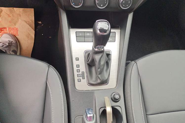 Used Skoda Octavia 2021 1.5L Automatic Comfort Edition Gear Lever