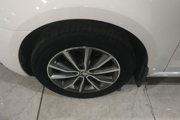 Used Skoda Octavia 2021 1.5L Automatic Comfort Edition Left Front Wheel Hub
