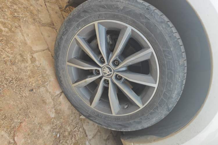 Used Skoda Octavia 2021 1.5L Automatic Comfort Edition Left Front Wheel Hub