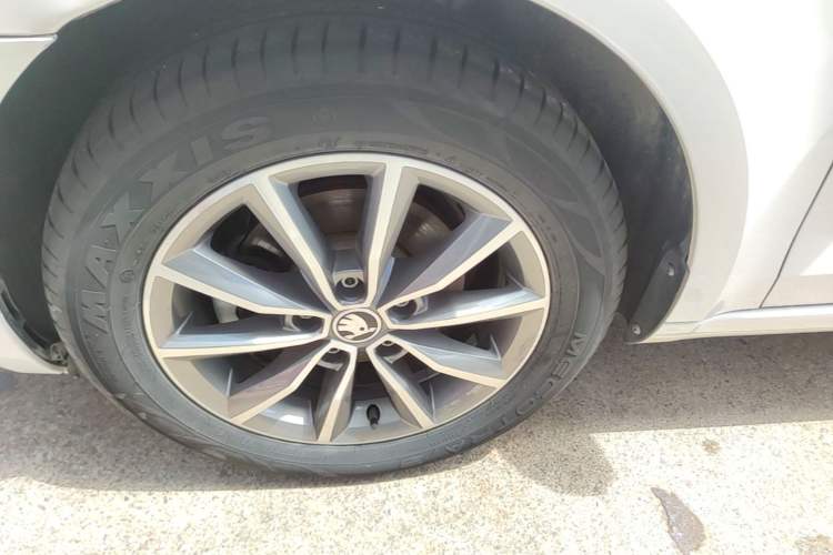 Used Skoda Octavia 2021 1.5L Automatic Comfort Edition Left Front Wheel Hub