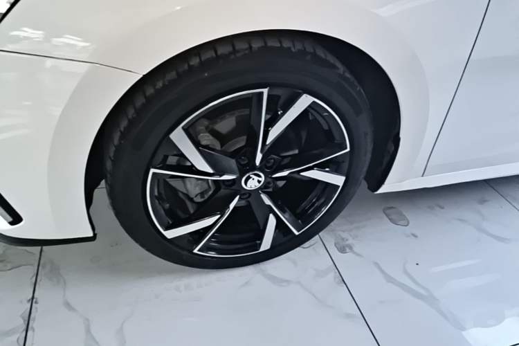 Used Skoda Octavia 2021 PRO TSI280 DSG Prestige Edition Left Front Wheel Hub