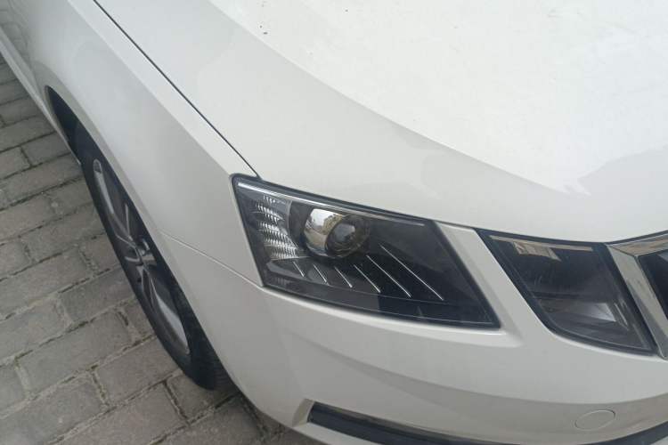 Used Skoda Octavia 2021 1.5L Automatic Comfort Edition Right Front Headlight