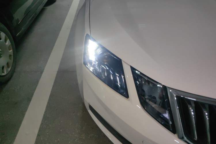 Used Skoda Octavia 2021 1.5L Automatic Comfort Edition Right Front Headlight