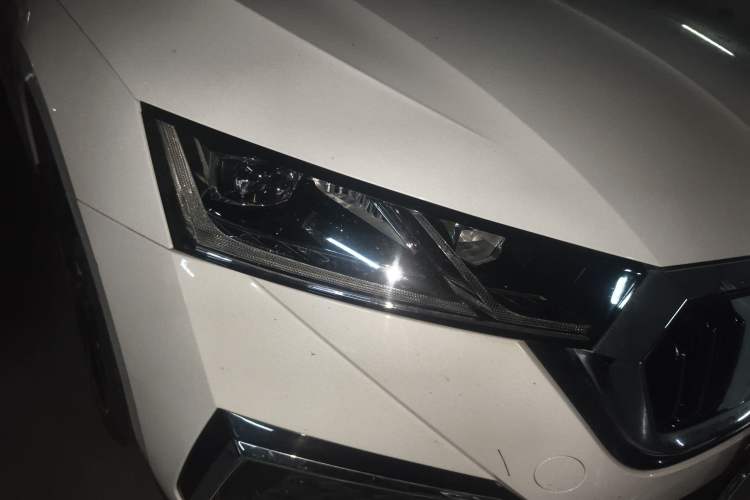 Used Skoda Octavia 2021 PRO TSI280 DSG Luxury Edition Right Front Headlight