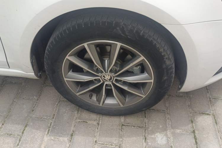 Used Skoda Octavia 2021 1.5L Automatic Comfort Edition Right Front Wheel Hub