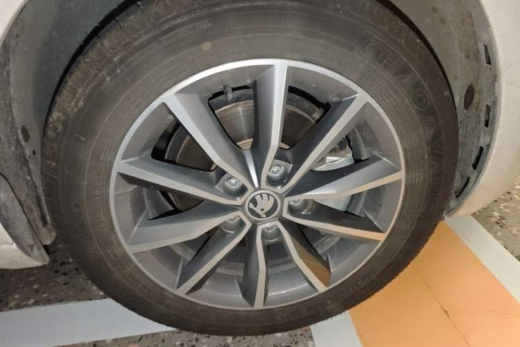 Used Skoda Octavia 2021 1.5L Automatic Comfort Edition Right Front Wheel Hub