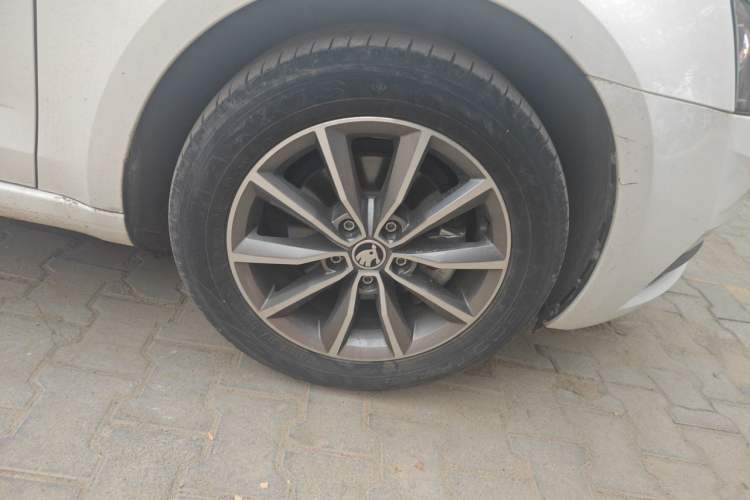 Used Skoda Octavia 2021 1.5L Automatic Comfort Edition Right Front Wheel Hub