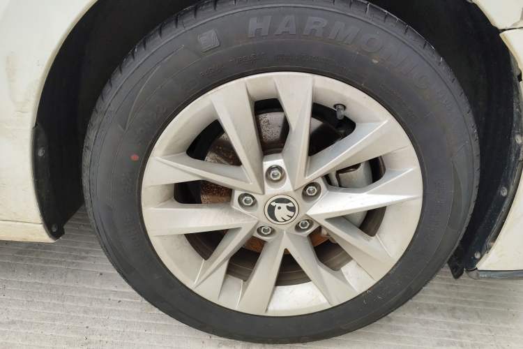 Used Skoda Octavia 2021 PRO TSI280 DSG Performance Edition Right Front Wheel Hub