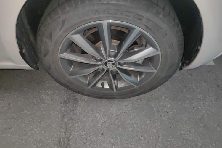 Used Skoda Octavia 2021 1.5L Automatic Comfort Edition Right Front Wheel Hub