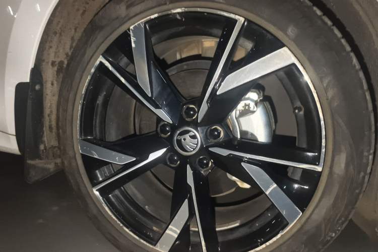 Used Skoda Octavia 2021 PRO TSI280 DSG Luxury Edition Right Front Wheel Hub