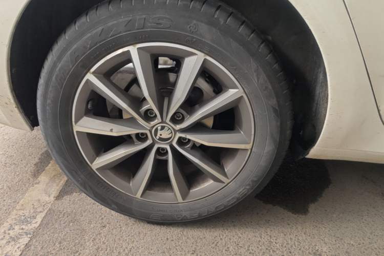 Used Skoda Octavia 2021 1.5L Automatic Comfort Edition Right Rear Wheel Hub