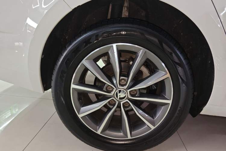 Used Skoda Octavia 2021 1.5L Automatic Comfort Edition Right Rear Wheel Hub