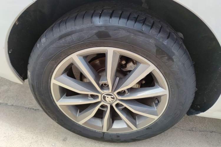 Used Skoda Octavia 2021 1.5L Automatic Comfort Edition Right Rear Wheel Hub