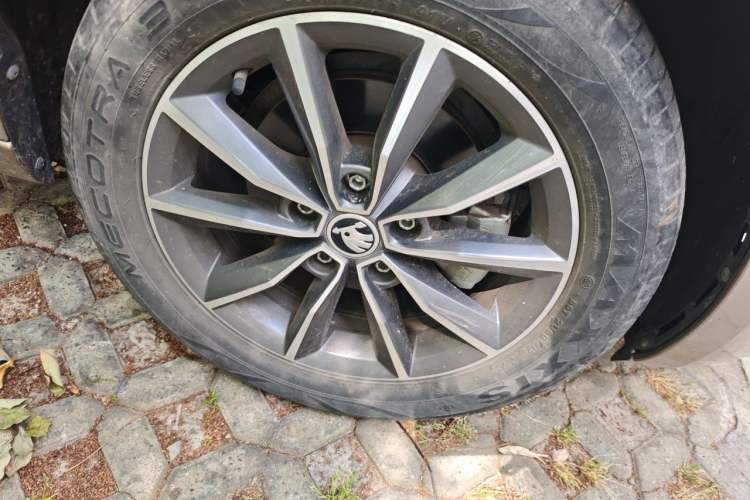 Used Skoda Octavia 2021 1.5L Automatic Comfort Edition Right Front Wheel Hub