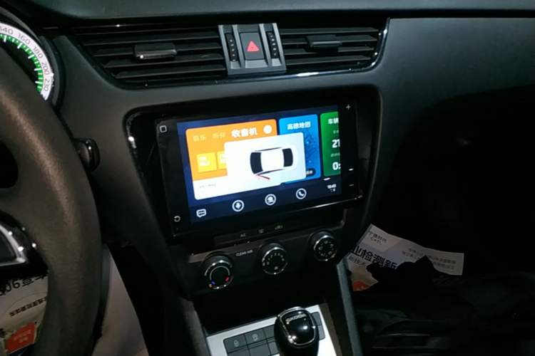 Used Skoda Octavia 2022 1.5L Automatic Comfort Edition Audio And AC Panel