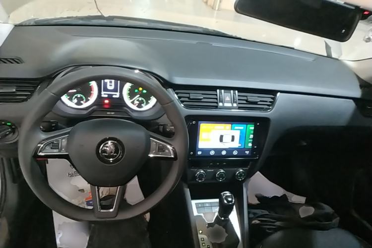 Used Skoda Octavia 2022 1.5L Automatic Comfort Edition Center Console