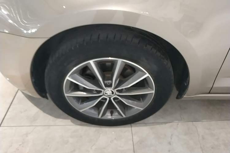 Used Skoda Octavia 2022 1.5L Automatic Comfort Edition Left Front Wheel Hub
