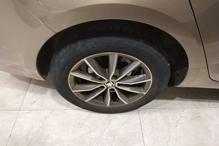 Used Skoda Octavia 2022 1.5L Automatic Comfort Edition Right Rear Wheel Hub