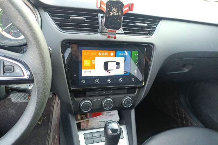 Used Skoda Octavia 2022 1.5L Automatic Comfort Edition Audio And AC Panel