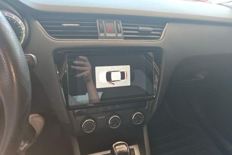 Used Skoda Octavia 2022 1.5L Automatic Comfort Edition Audio And AC Panel