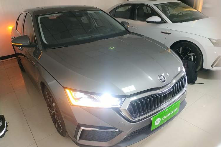 Used Skoda Octavia 2022 PRO TSI280 Luxury Edition Front Right 45 Deg