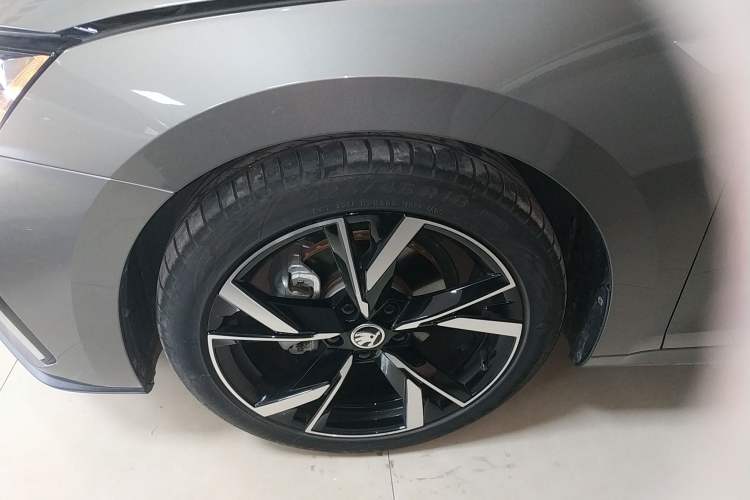 Used Skoda Octavia 2022 PRO TSI280 Luxury Edition Left Front Wheel Hub