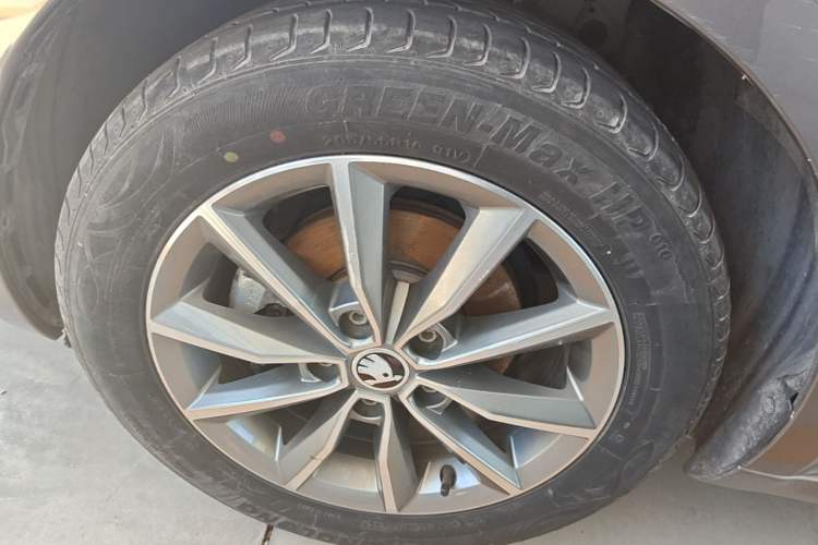 Used Skoda Octavia 2022 1.5L Automatic Comfort Edition Left Front Wheel Hub