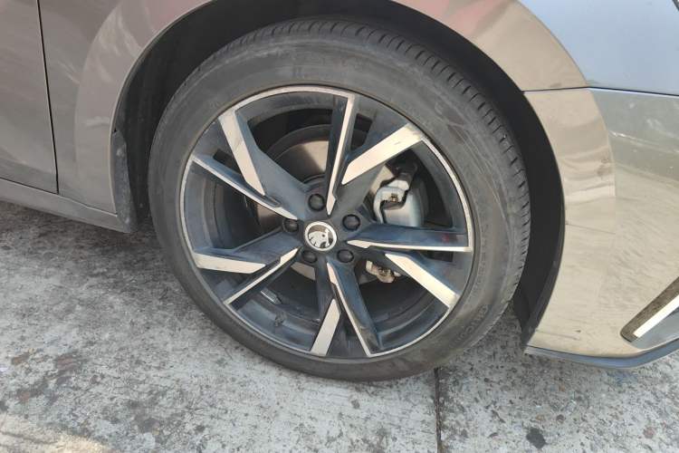 Used Skoda Octavia 2022 PRO TSI280 Luxury Edition Right Front Wheel Hub