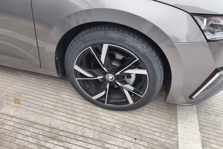 Used Skoda Octavia 2022 PRO TSI280 Luxury Edition Right Front Wheel Hub
