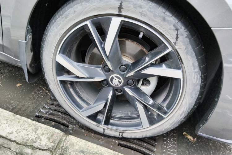 Used Skoda Octavia 2022 PRO TSI280 Luxury Edition Right Front Wheel Hub