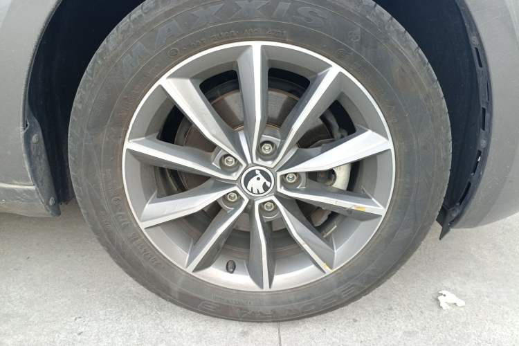 Used Skoda Octavia 2022 1.5L Automatic Comfort Edition Right Front Wheel Hub