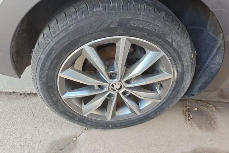 Used Skoda Octavia 2022 1.5L Automatic Comfort Edition Right Rear Wheel Hub
