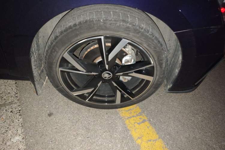 Used Skoda Octavia 2022 PRO TSI280 Luxury Edition Right Front Wheel Hub