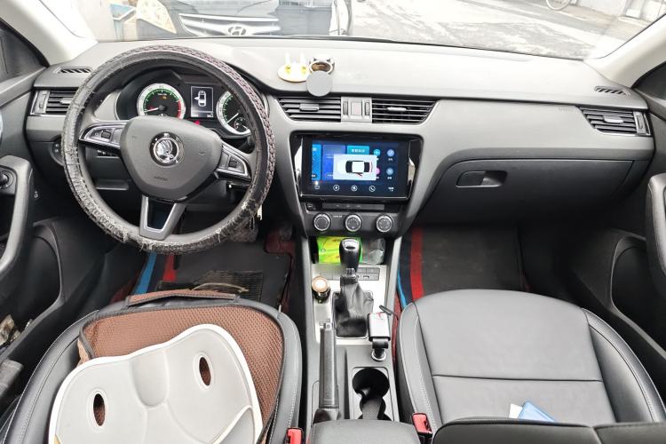 Used Skoda Octavia 2022 1.5L Automatic Comfort Edition Center Console