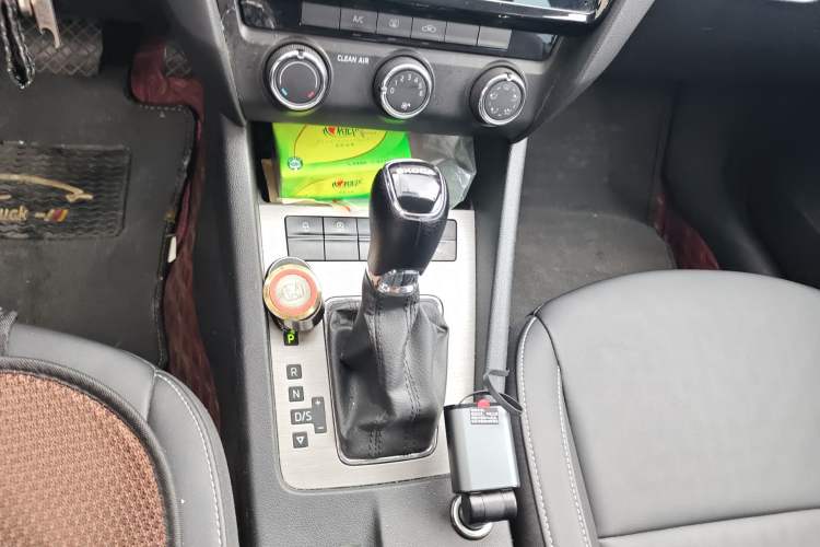 Used Skoda Octavia 2022 1.5L Automatic Comfort Edition Gear Lever