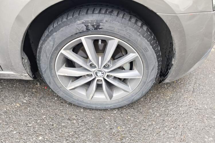 Used Skoda Octavia 2022 1.5L Automatic Comfort Edition Right Front Wheel Hub