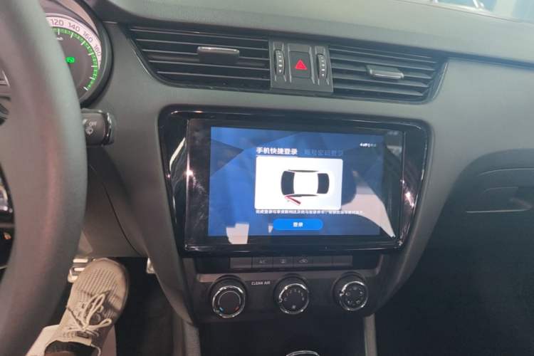 Used Skoda Octavia 2022 1.5L Automatic Comfort Edition Audio And AC Panel