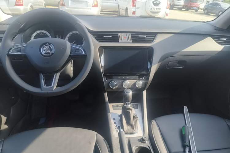 Used Skoda Octavia 2022 1.5L Automatic Comfort Edition Audio And AC Panel